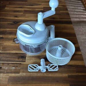 White Manual food processors with Attachments